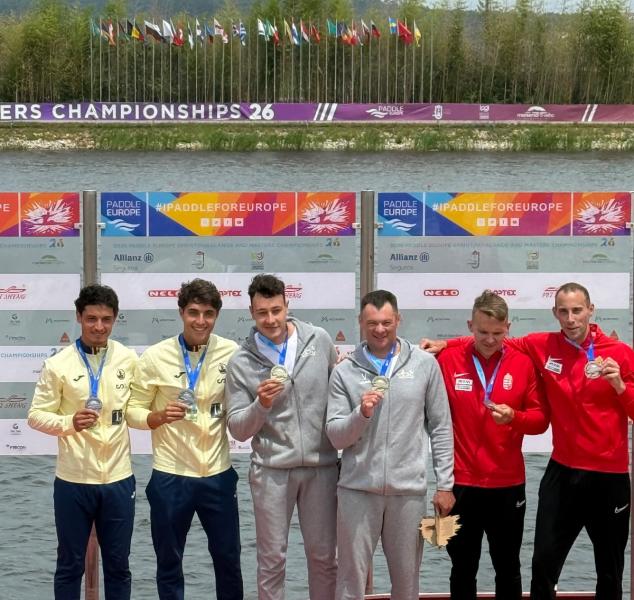 Призёры в каное двойке на 500-метровке (Захар Петров — третий слева)
